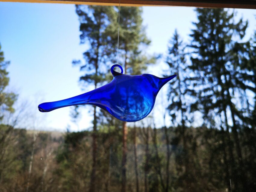 skleněný ptáček na okně
