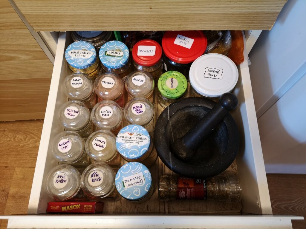 koření v zásuvce v šuplíku
