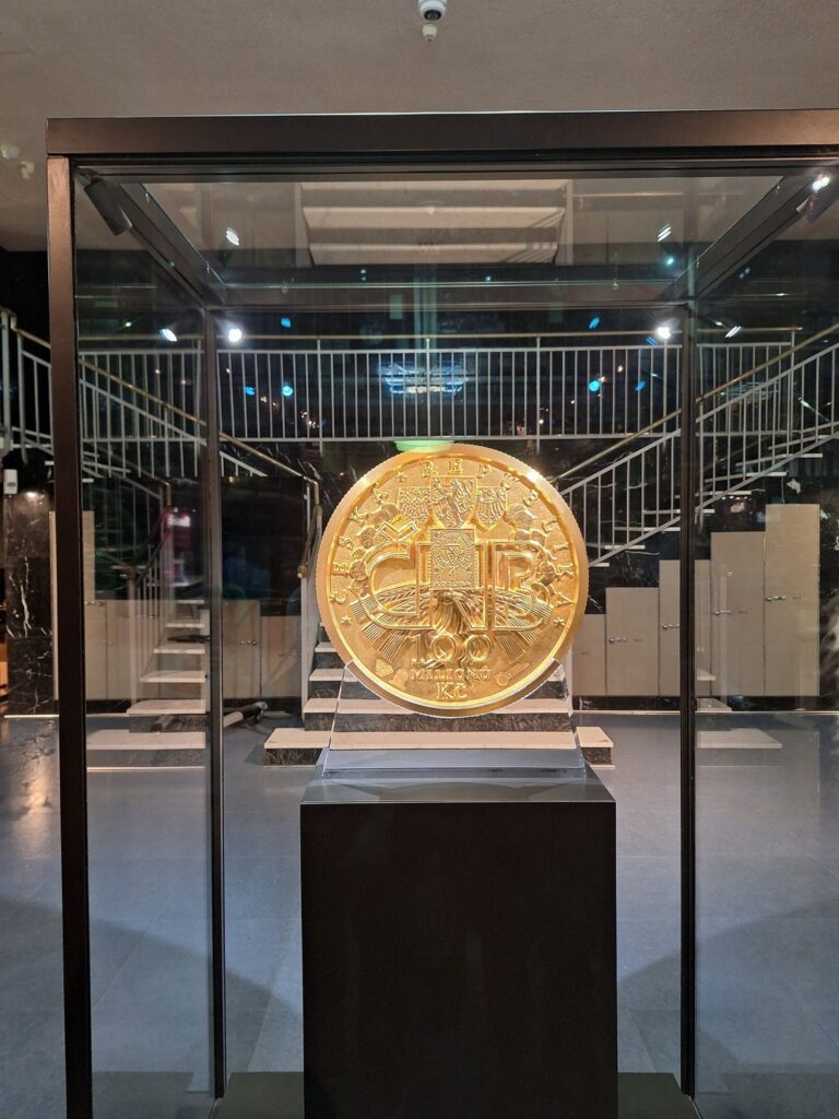 Největší zlatá mince v expozici ČNB